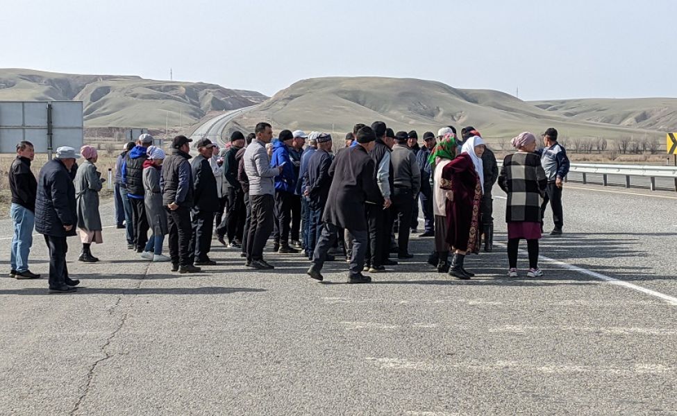 Жители Коксуского района Жетысуской области перекрыли республиканскую трассу Алматы-Талдыкорган