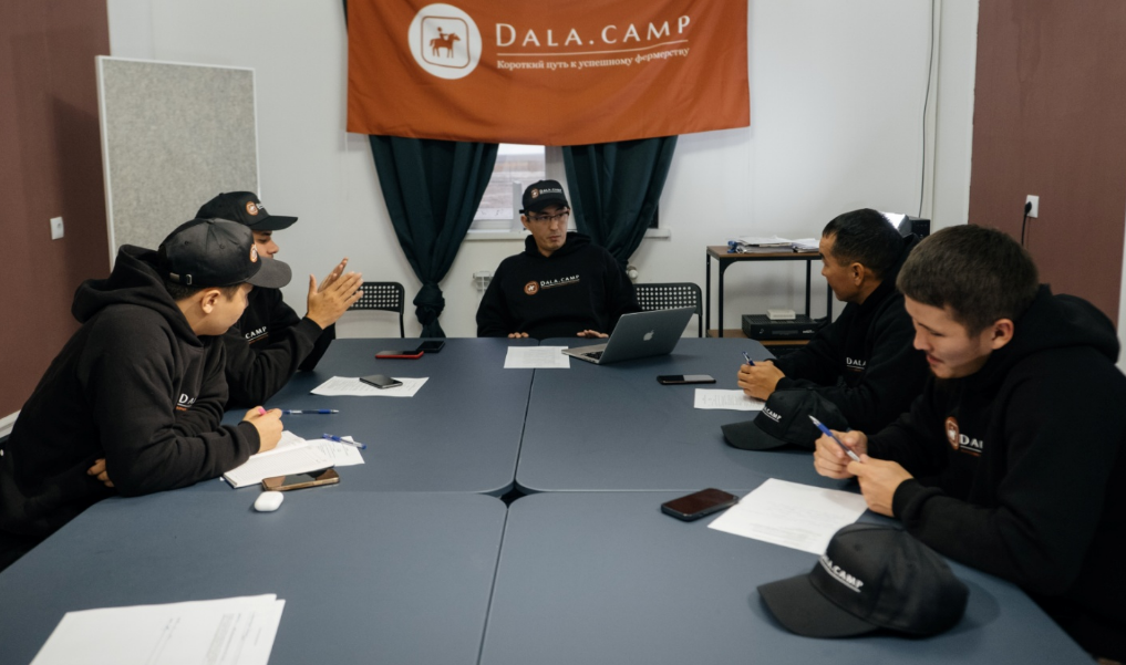 Жәнібек Кенжебаев пен Dala Camp қатысушылары