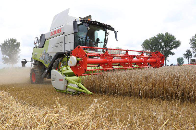 Nowy_kombajn_Claas_Trion1-min