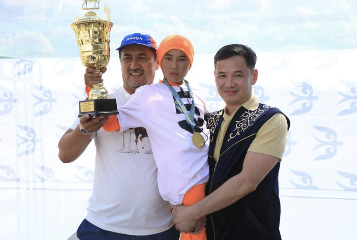 Победитель аламан байге, наездник Бекзал Дильдахан с президентом республиканской федерации «Байге» Канатом Копбаевым